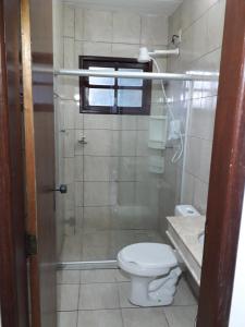 uma pequena casa de banho com WC e chuveiro em Apartamento Stela Maris Praia e Aeroporto em Salvador