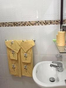 Baño blanco con lavabo y lavabo blanco en GoldenView Guesthouse Ocho Rios, en Ocho Ríos