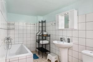 biała łazienka z umywalką i wanną w obiekcie Mampochi Guesthouse w Chanii +31 zdjęć