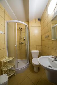 un bagno con doccia, WC e lavandino di Dom Wczasowy Barbara a Karwia Altre 64 foto