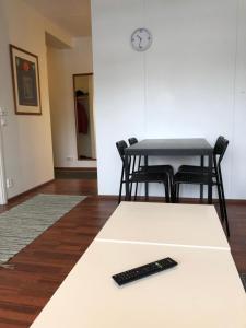 um controle remoto sentado em cima de uma mesa em City Apartments Turku - 1 Bedroom Apartment with private sauna em Turku