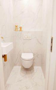 biała łazienka z toaletą i umywalką w obiekcie Two-bedroom apartment 'Taupé' w Wiedniu +6 zdjęć