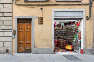 un magasin avec une porte et un magasin de marchandises dans l'établissement Dimora Sant'Orsola, à Florence