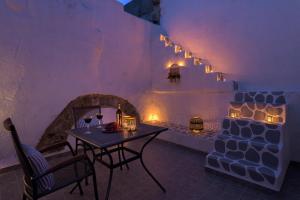 une table et des chaises dans une pièce avec des lumières dans l'établissement RUSTIC SELF-INN, à Rhodes