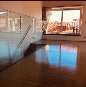 sala de estar con suelo de cristal y balcón en BLoft Charme&Relax, en Bérgamo