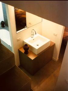 Un baño con un lavabo blanco y un espejo. en BLoft Charme&Relax, en Bérgamo