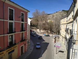 Blick auf eine Straße mit Autos, die die Straße entlangfahren in der Unterkunft Domus Cuenca in Cuenca