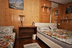 een slaapkamer met een bed en een bureau en een bed sidx sidx sidx bij Apartma Mika in Most na Soči
