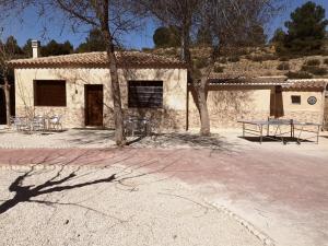 a building with a picnic table in front of it at Casas Rurales Huerto Del Abuelito in Valdeganga