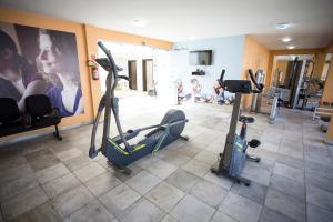 einen Fitnessraum mit Laufbändern und Heimtrainern in einem Zimmer in der Unterkunft Mabu Curitiba Business in Curitiba
