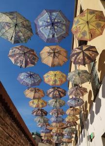 Une bande de parapluies suspendus à un bâtiment dans l'établissement Art & Jazz Hotel, à Catane