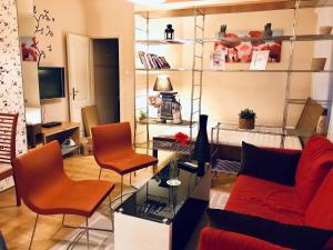 ein Wohnzimmer mit einem Sofa und 2 Stühlen in der Unterkunft Grace Rooms and Apartments Budapest in Budapest
