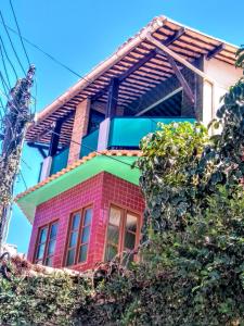 a house with a bus on top of it at Recanto do Mergulhão in Maceió