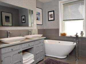 ein Badezimmer mit zwei Waschbecken und einer Badewanne in der Unterkunft Decimus in St. Leonards + 36 Fotos