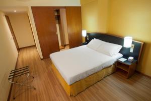 Postel nebo postele na pokoji v ubytování Hotel Moncloa