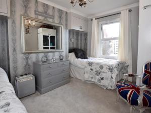 1 Schlafzimmer mit 2 Betten und einer Kommode mit einem Spiegel in der Unterkunft Decimus in St. Leonards