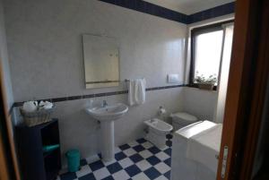 uma casa de banho com um lavatório e um WC em "La casa di Mariagrazia" rooms con cucina condivisa e terrazza em Sammichele di Bari
