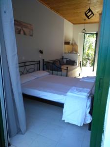 阿利卡納斯的住宿－mare di zante "mare di levante"，一间卧室,配有两张床
