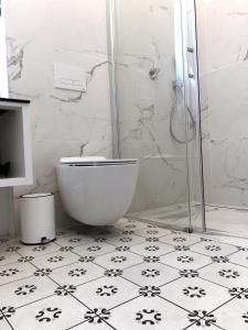 uma casa de banho branca com um chuveiro e um WC. em Piper Park Wilsona & Targi em Poznań