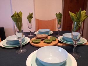 トレビエハにあるFiestaの皿、鉢、眼鏡、花