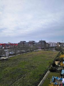 a grassy field with buildings in the background at Ferienwohnung bis 4 Personen in Hannover in Hannover +23 photos