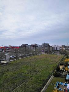 a grassy field with buildings in the background at Ferienwohnung bis 4 Personen in Hannover in Hannover