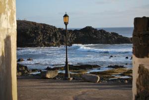 un lampione sulla spiaggia vicino all'oceano di Casa Yerida a Cotillo