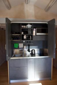 eine Küche mit einem Herd und einer Mikrowelle in der Unterkunft Biennale House in Venedig