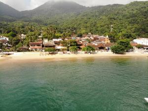 a town on a beach next to the water at Pousada Agua Viva in Abraão