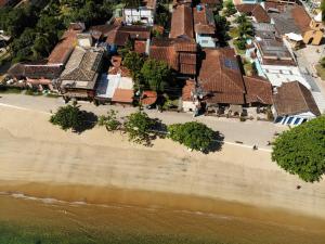 an overhead view of a beach with a group of houses at Pousada Agua Viva in Abraão