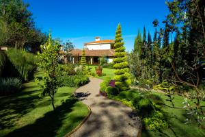 a garden with a pathway leading to a house at Villa Nogal Hotel Boutique & Vista in San Sebastián del Oeste