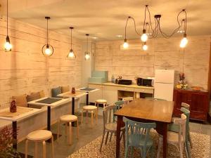 a kitchen with a table and chairs and a counter at Camino de Estrellas Mondoñedo Lugo in Mondoñedo