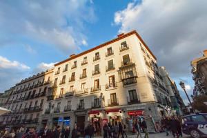 un grande edificio bianco su una strada trafficata della città di 1851: Exceptional 19th century studio in Madrid a Madrid