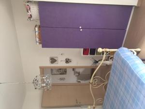 ネットゥーノにあるDolce casa di Elenaの紫の壁のバスルーム(シンク付)