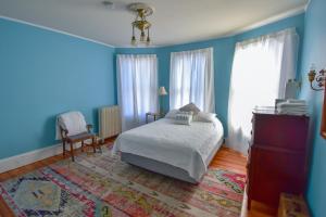 En eller flere senge i et værelse på Maine Victorian Mansion