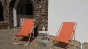 プラティスヤロス・シフノスにあるCase Panoramicheの- オレンジ色の椅子2脚、テーブル(ボトル1本付)