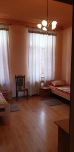 1 dormitorio con 2 camas, silla y ventana en Haus am Schloßberg, en Plauen