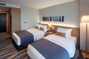 Ramada Encore by Wyndham Gimpo Han River Hotel客房内的一张或多张床位