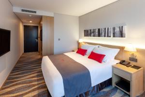 Ramada Encore by Wyndham Gimpo Han River Hotel客房内的一张或多张床位