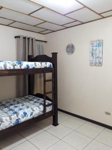 Kubo Apartment في ألاخويلا: غرفة نوم بسريرين بطابقين في غرفة