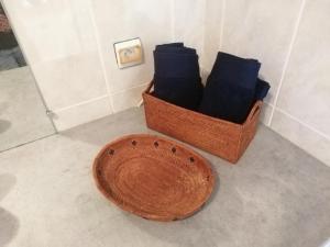 una cesta de toallas y un tazón de toallas en Tahiti - Le Condo Ariitea, en Pirae
