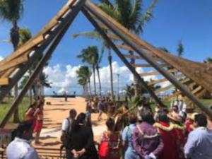 un grupo de personas caminando alrededor de una estructura de madera en Tahiti - Le Condo Ariitea, en Pirae