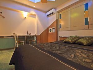 a bedroom with a large bed and a kitchen at Hotel Sen (Love Hotel) in Mizumaki