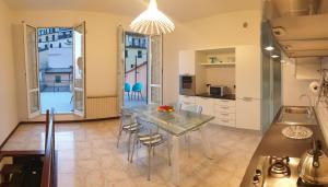 cocina y comedor con mesa y sillas en Cà Vivaldi penthouse 5terreparco, en Riomaggiore