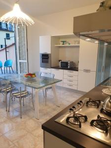 Kuchyň nebo kuchyňský kout v ubytování Cà Vivaldi penthouse 5terreparco