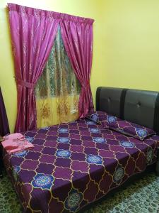 سرير أو أسرّة في غرفة في Homestay Che Kiah