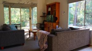 O zonă de relaxare la Harmony Forest Cottages & Lake side Lodge