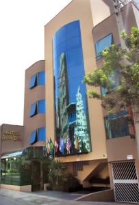 un edificio con un reflejo de las naciones unidas en Solis Dies Hotel, en Lima