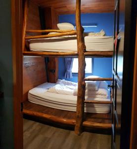 Våningssäng eller våningssängar i ett rum på Yue Lake Backpackers