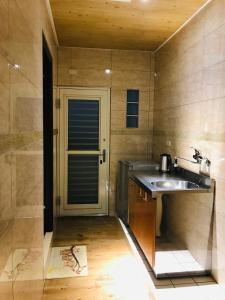 y baño pequeño con lavabo y ducha. en 橙橙民宿 en Ruifang